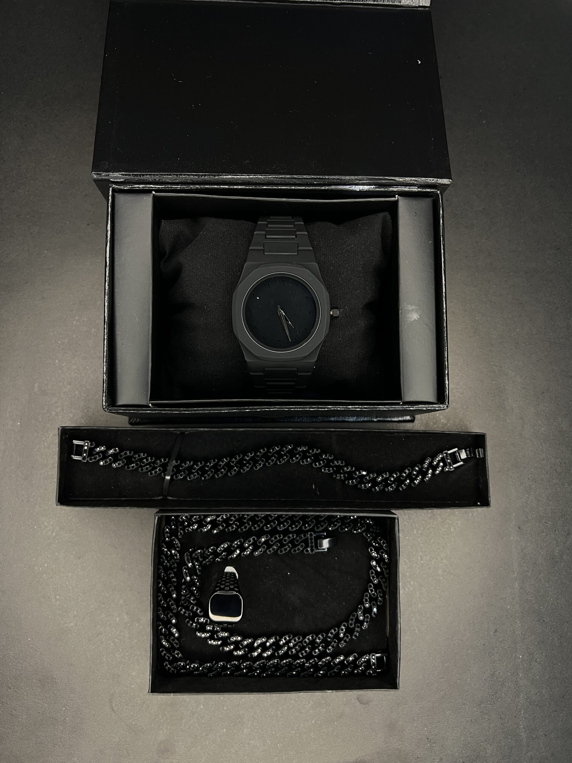 Premium black aura watch with matching chain set